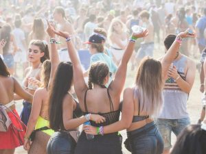 Tuo festivaalitunnelmaa kotiisi tapettien muodossa